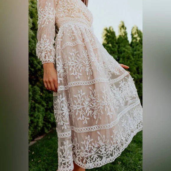 Ivy City Co Cream Lace Midi Dress - Picture 3 of 15